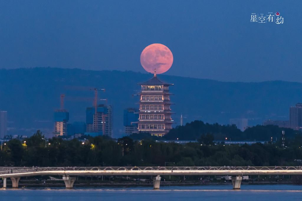 超级月亮现身夜空，天文奇观引发全球瞩目