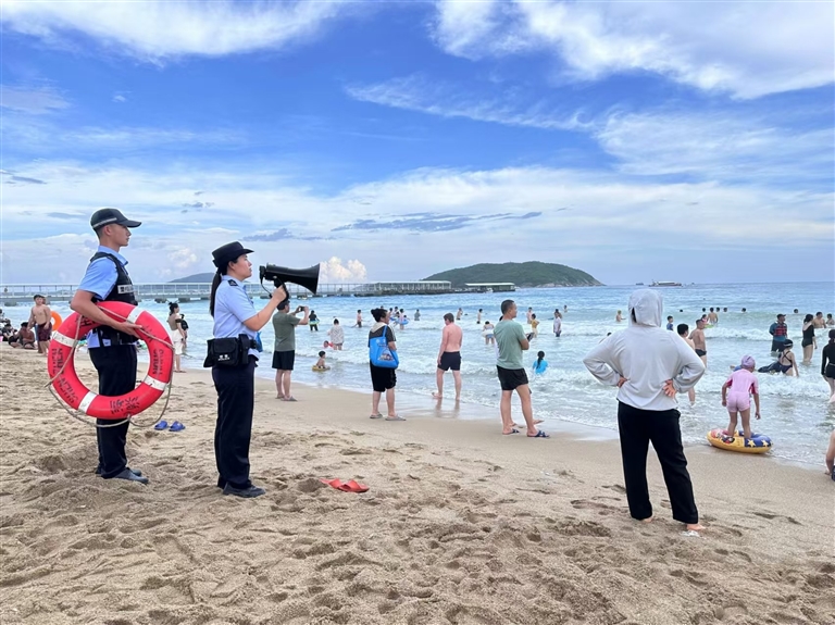 威海白沙滩，旅游警务精心护航，绘平安画卷