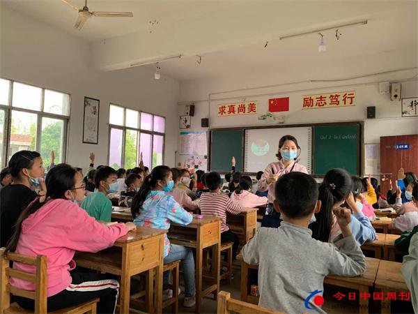 智能化教学设备普及与乡村学校提质，教育现代化的双轮驱动