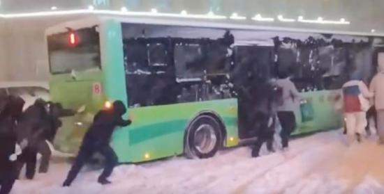 鹤岗破纪录暴雪，乘客雪中推公交的壮观景象