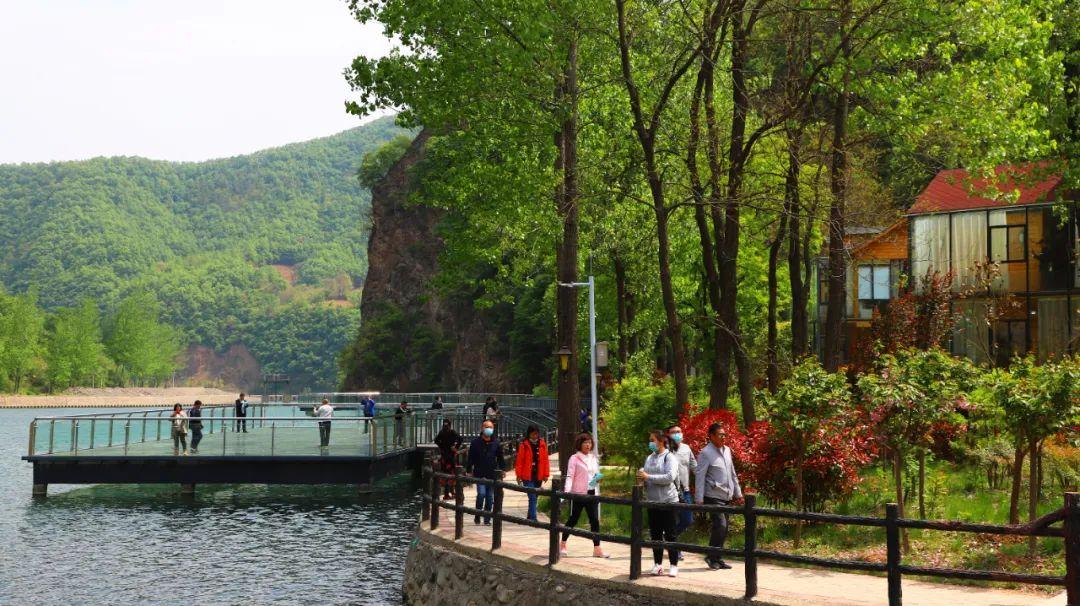 跨省旅游恢复与景区接待能力提升，旅游业复苏在望之路