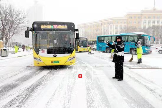 鹤岗破纪录暴雪中的乘客与公交的艰难奋斗历程