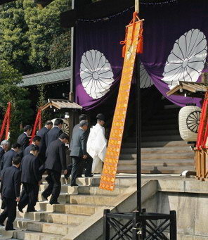 靖国神社涂鸦事件引发公众对文化尊重与言论自由界限的深思