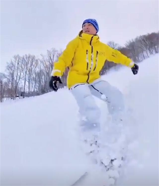 女子因男友滑雪技能高超遭刁难，爱情与挑战的碰撞