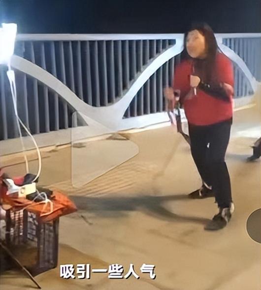 竹签捅女游客屁股事件引发争议，网红直播背后的伦理与责任探讨